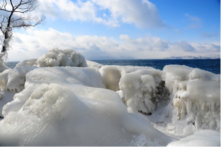 冬の風物詩猪苗代湖のしぶき氷